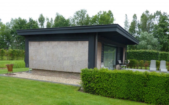 tuinhuis met rieten zijkanten