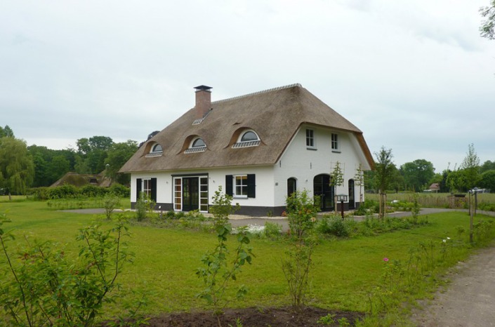 nieuw rieten dak boerderij stijl