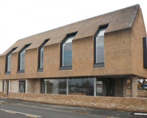 kunstwerk ramen in rieten dak verwerkt in Engeland