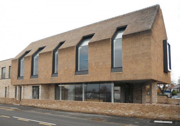 kunstwerk ramen in rieten dak verwerkt in Engeland