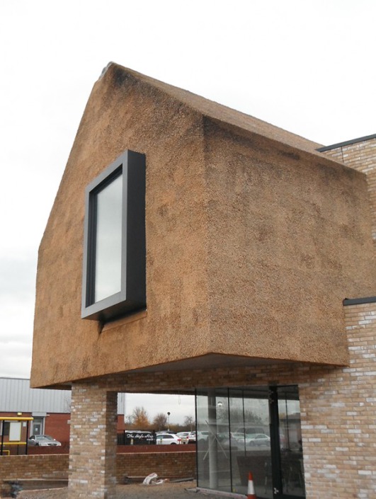 dak en gevel bekleding met riet bedekt in liverpool